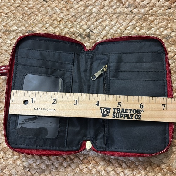 Red Croc Print Womens Wristlet Zippered Closure Wallet with Exterior Pocket - Picture 8 of 9